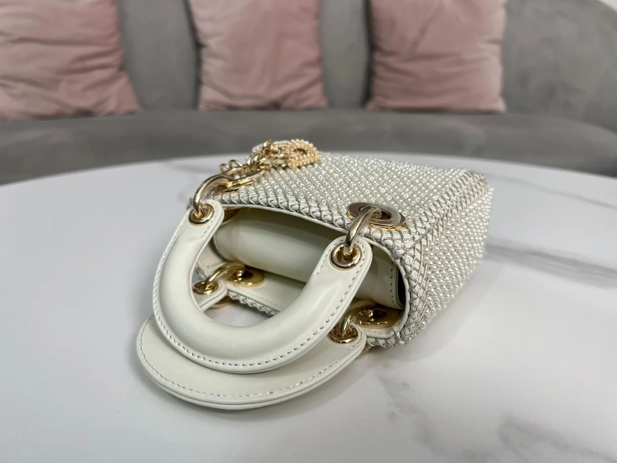 디올 레이디 마이크로 캐나지 백 화이트