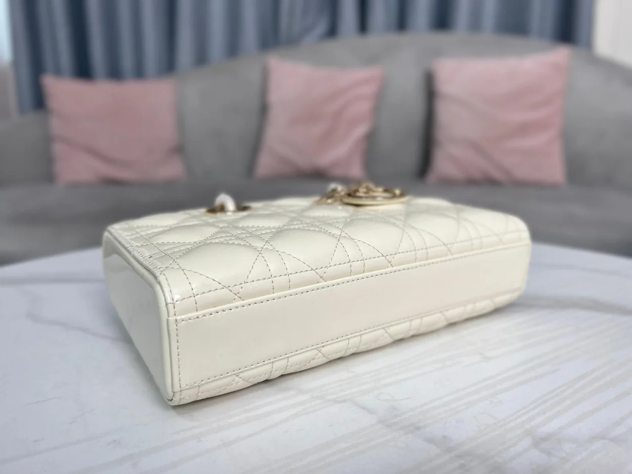 디올 레이디 D-JOY 스몰 백 화이트