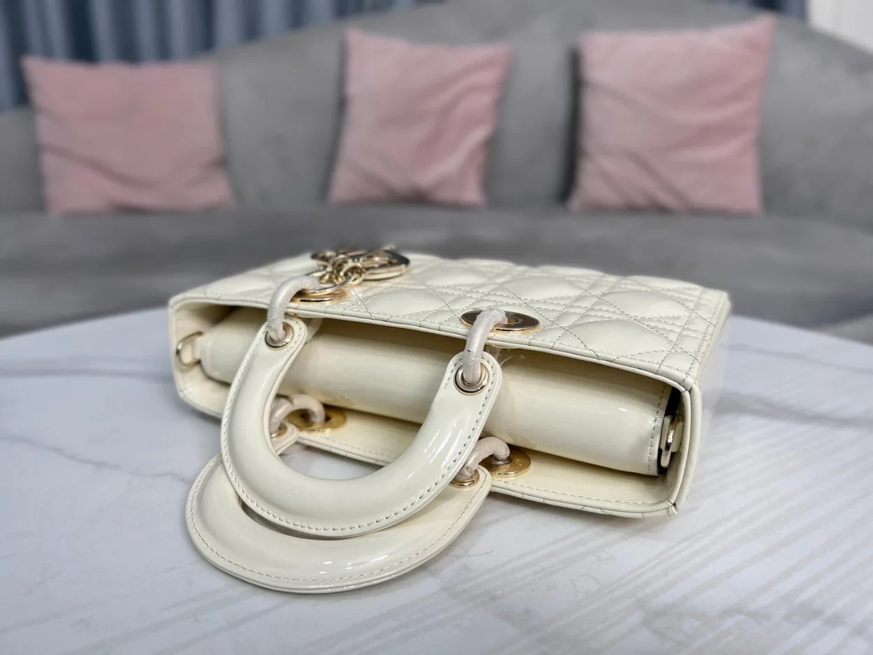 디올 레이디 D-JOY 스몰 백 화이트