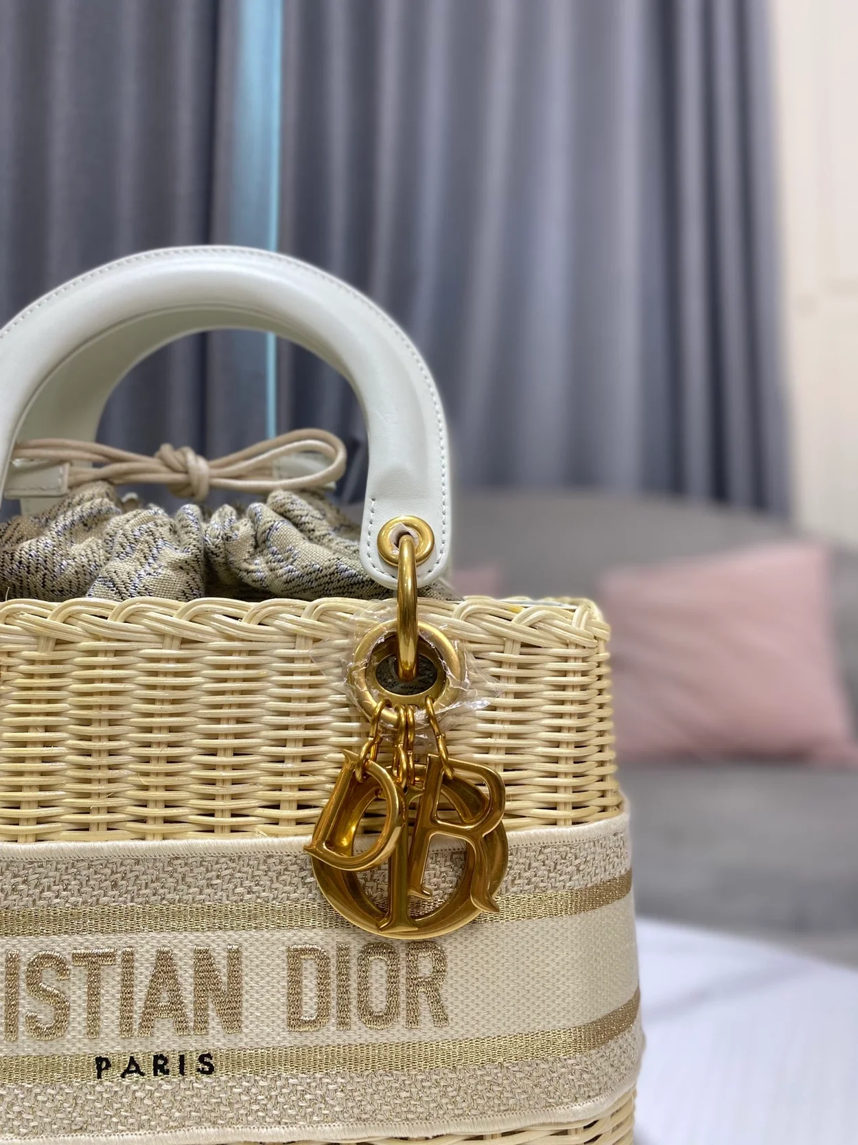 디올 레이디 바스켓 미디움 백 베이지
