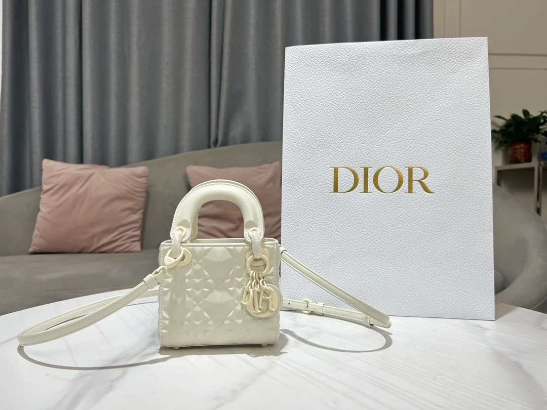 디올 레이디 마이크로 라떼 백 화이트