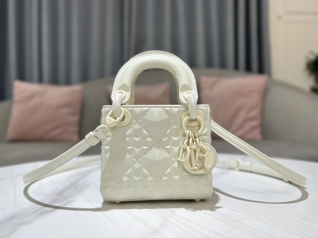 디올 레이디 마이크로 라떼 백 화이트