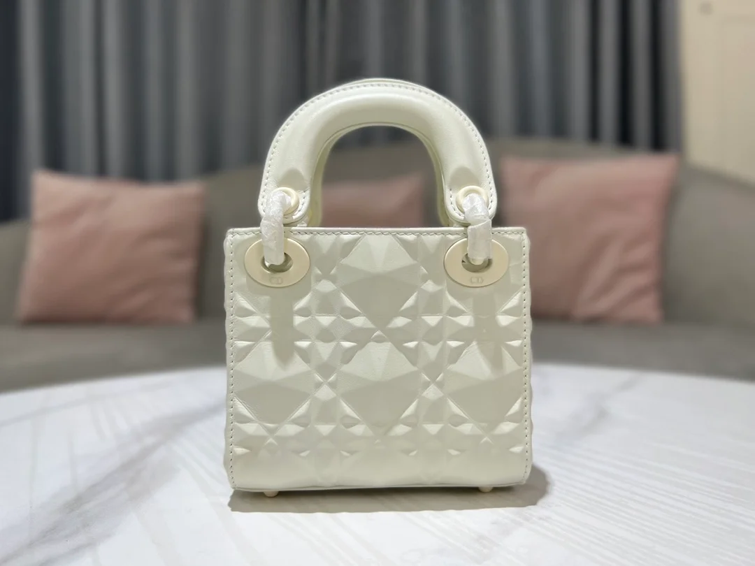 디올 레이디 마이크로 라떼 백 화이트