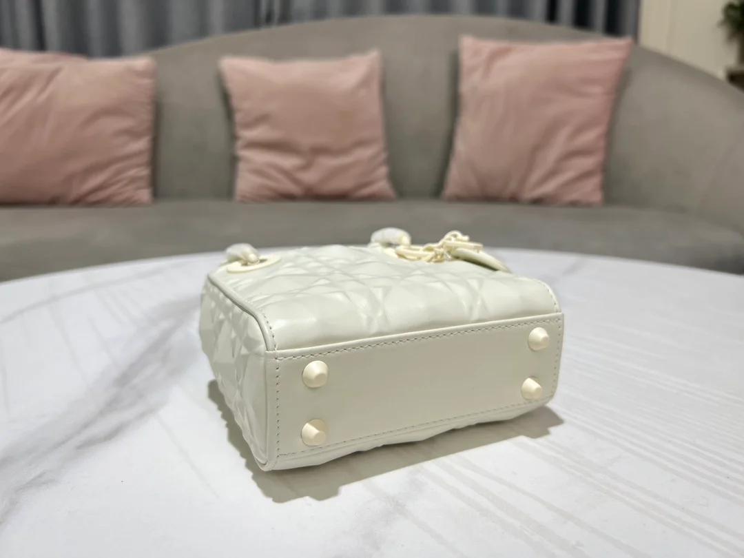 디올 레이디 마이크로 라떼 백 화이트