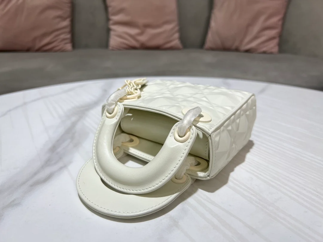 디올 레이디 마이크로 라떼 백 화이트