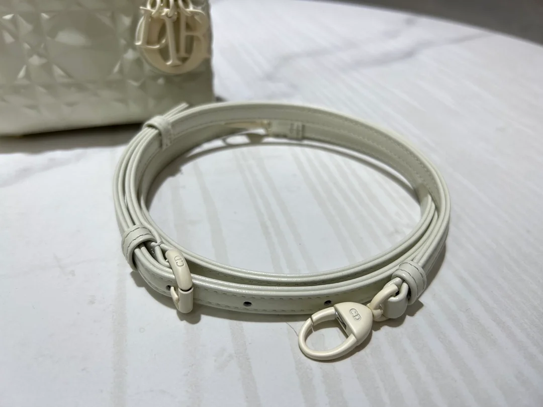 디올 레이디 마이크로 라떼 백 화이트