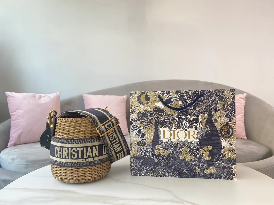 디올 워커 버킷 라탄 백