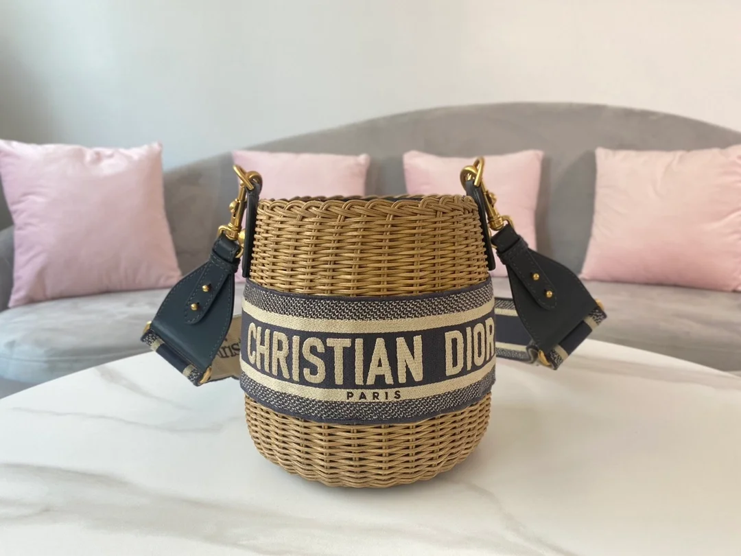 디올 워커 버킷 라탄 백