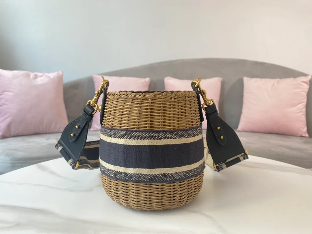 디올 워커 버킷 라탄 백