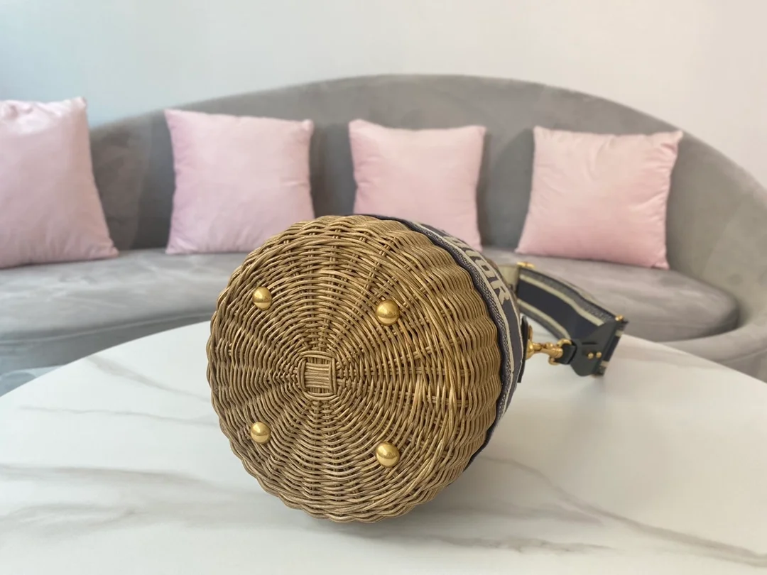 디올 워커 버킷 라탄 백