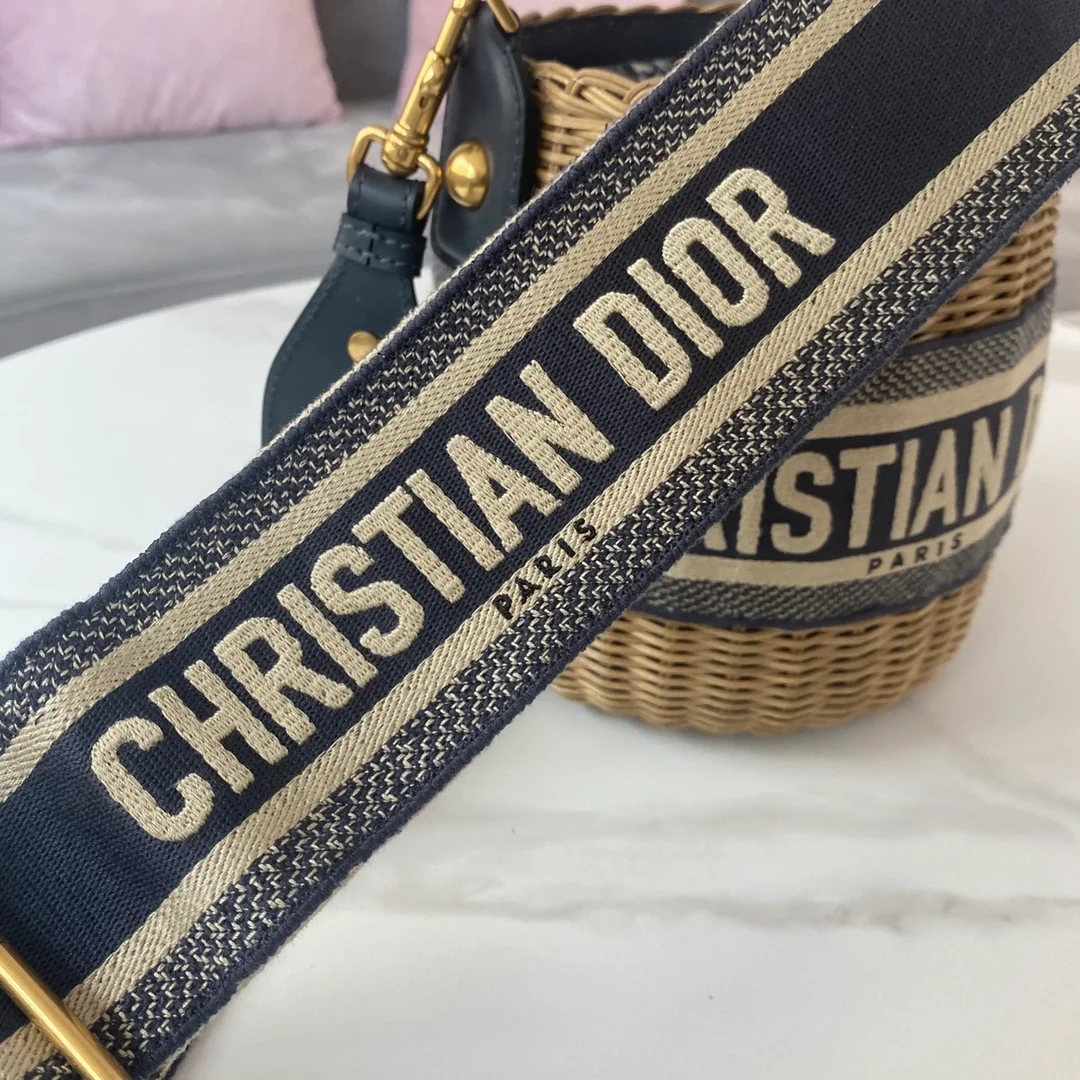 디올 워커 버킷 라탄 백