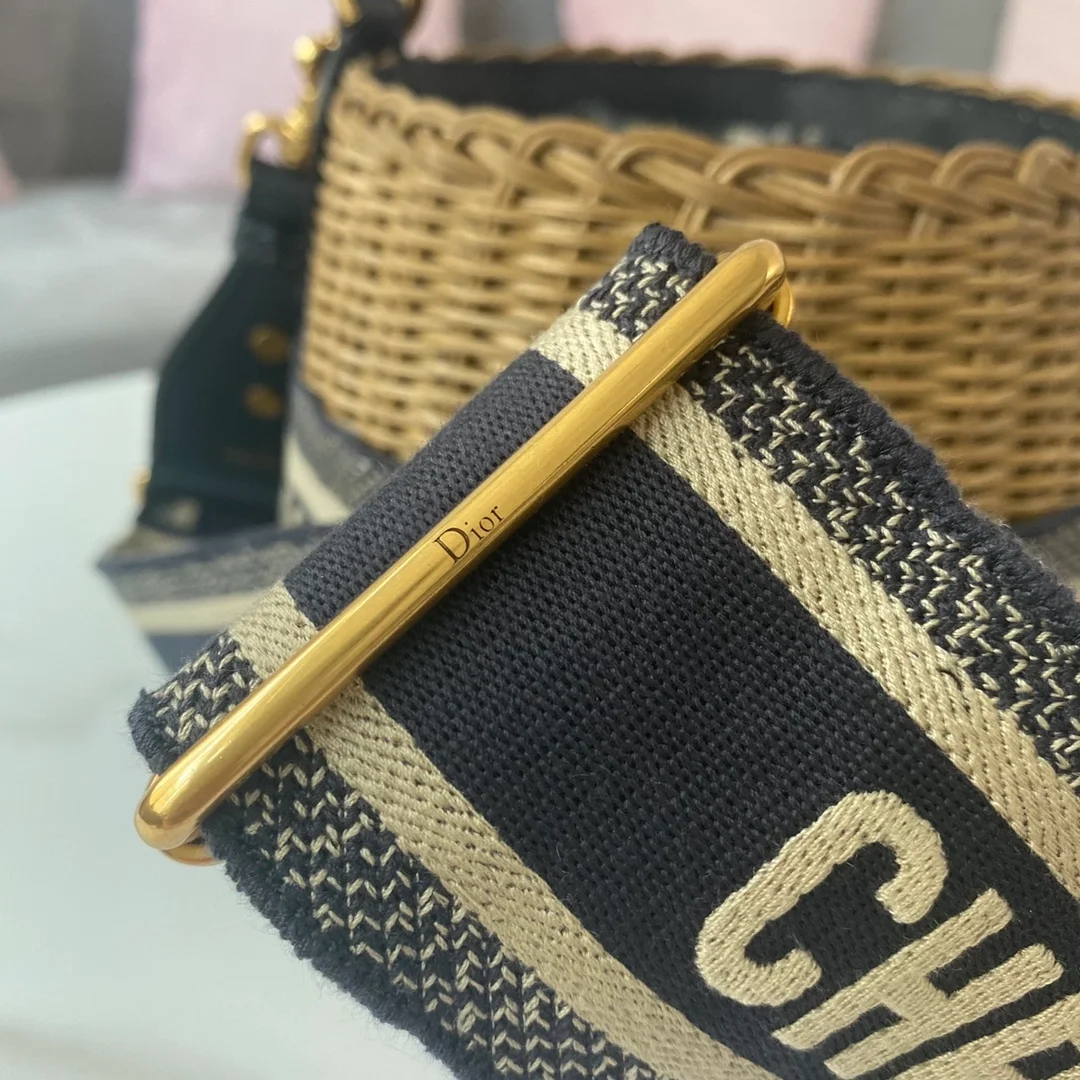 디올 워커 버킷 라탄 백