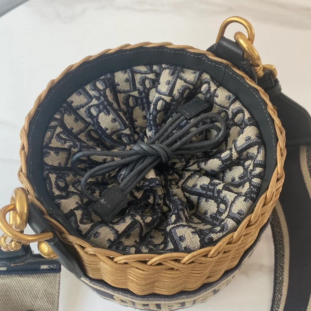 디올 워커 버킷 라탄 백