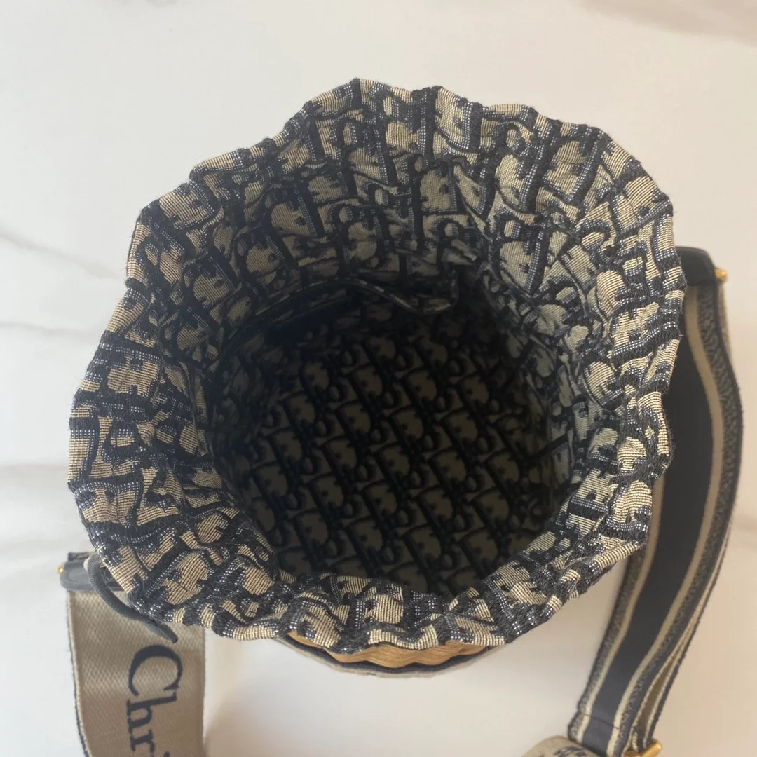 디올 워커 버킷 라탄 백