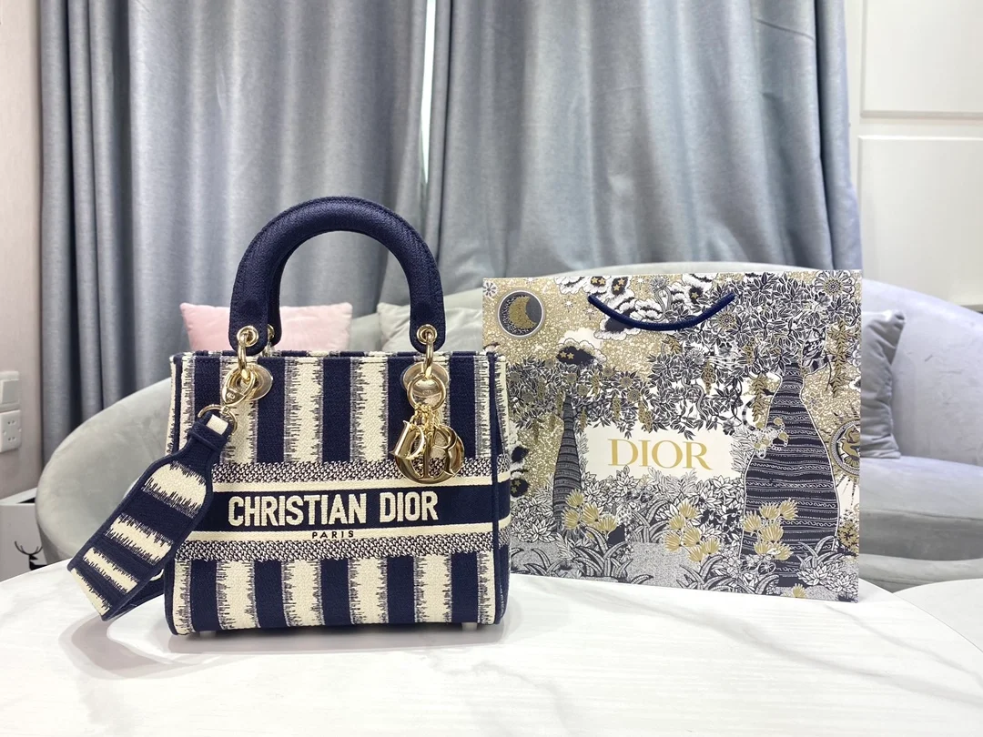 디올 D-Stripes 자수 핸드백 블루