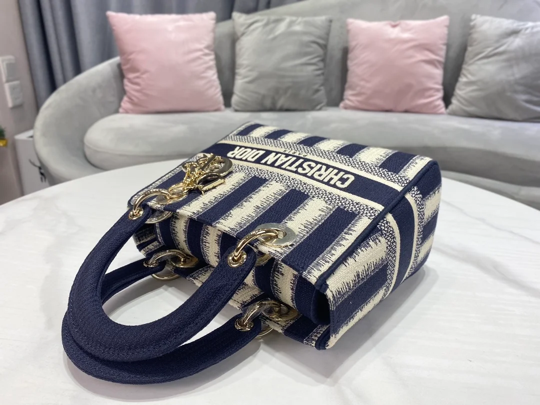 디올 D-Stripes 자수 핸드백 블루