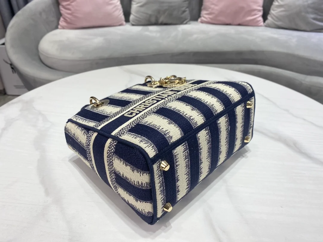 디올 D-Stripes 자수 핸드백 블루