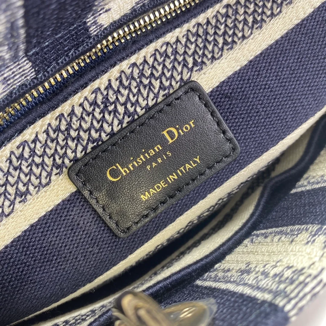 디올 D-Stripes 자수 핸드백 블루