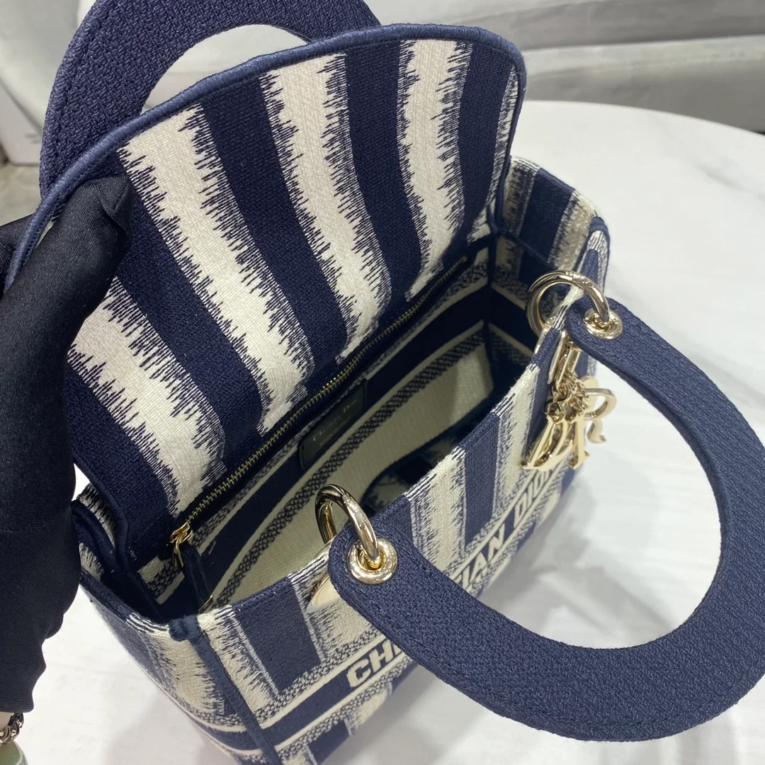 디올 D-Stripes 자수 핸드백 블루