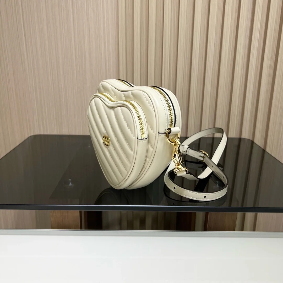 구찌 화이트 레더 인터로킹 G 미니하트 숄더백