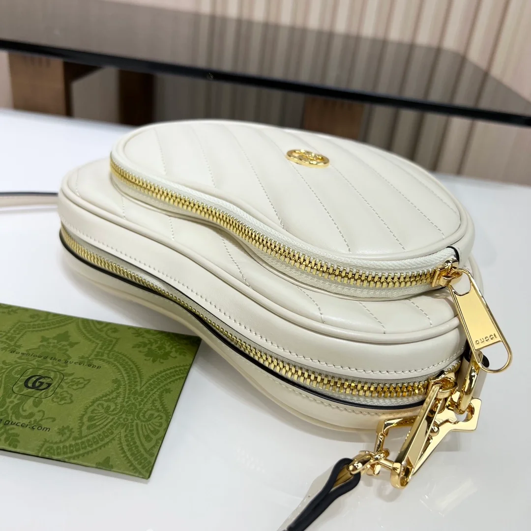 구찌 화이트 레더 인터로킹 G 미니하트 숄더백