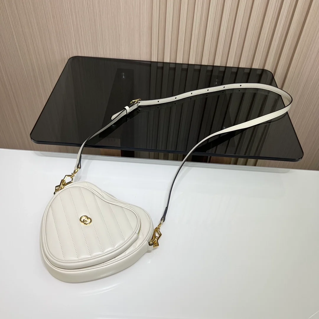 구찌 화이트 레더 인터로킹 G 미니하트 숄더백