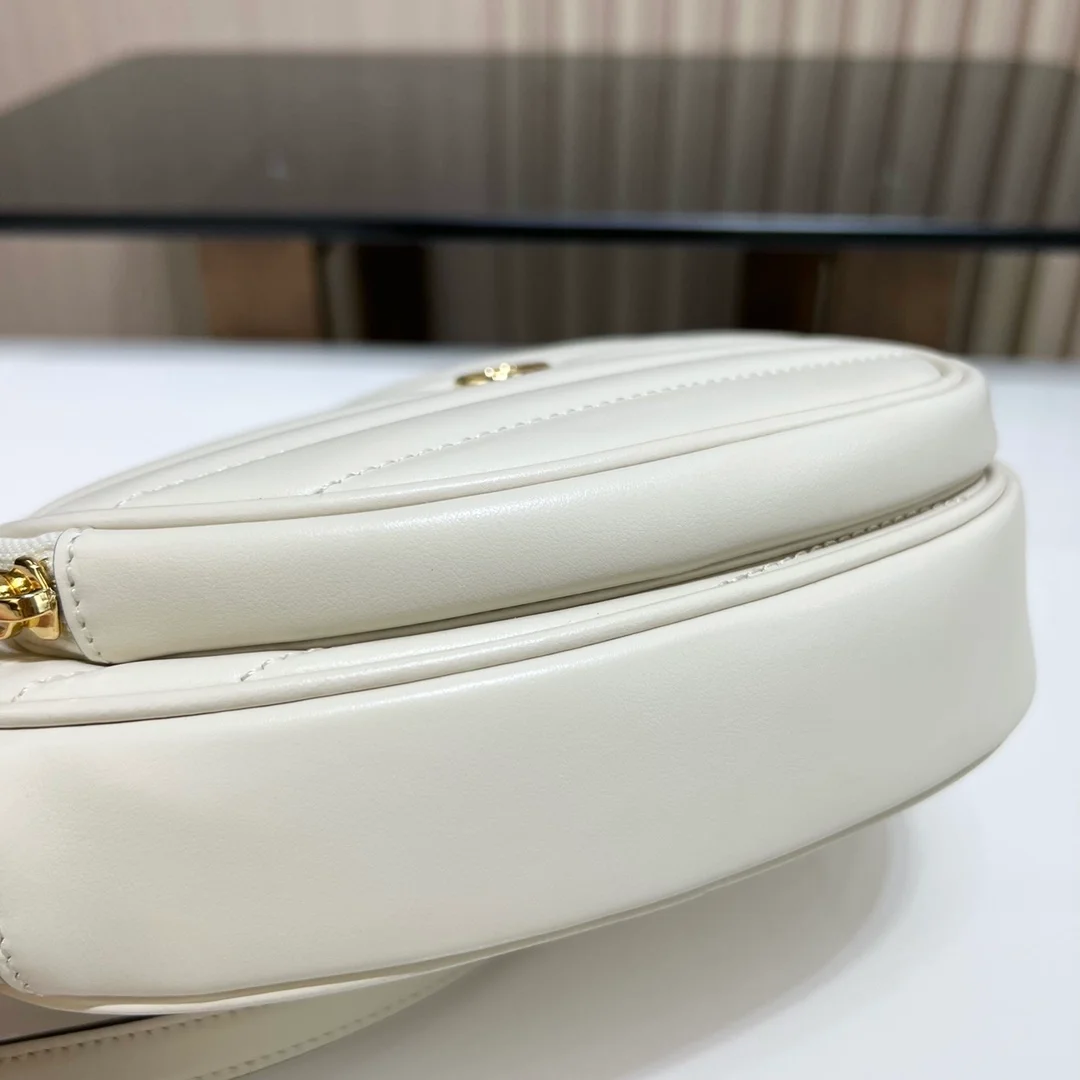 구찌 화이트 레더 인터로킹 G 미니하트 숄더백