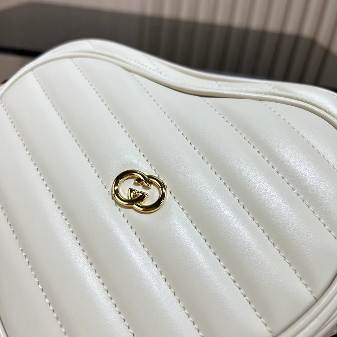 구찌 화이트 레더 인터로킹 G 미니하트 숄더백