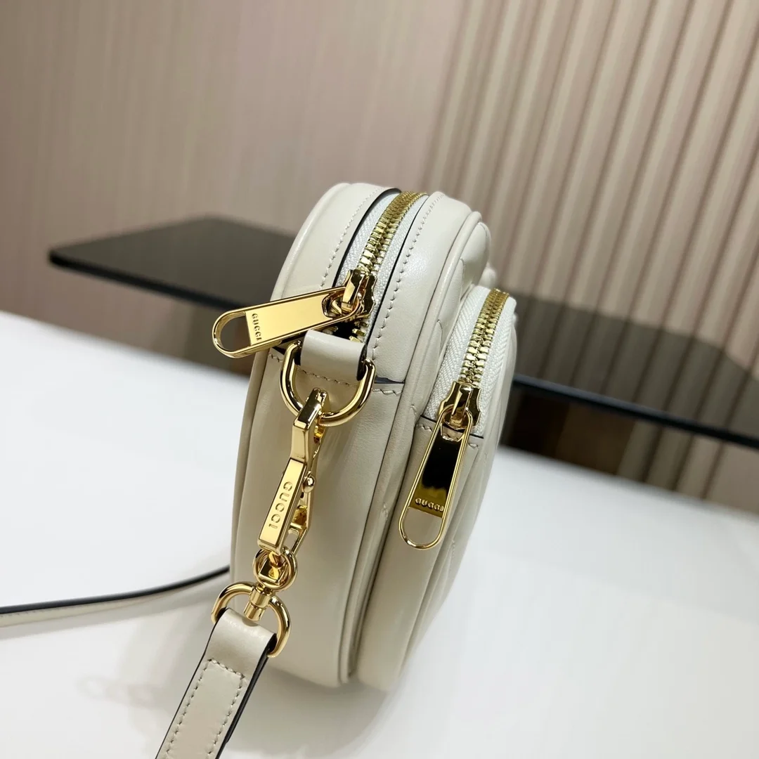구찌 화이트 레더 인터로킹 G 미니하트 숄더백