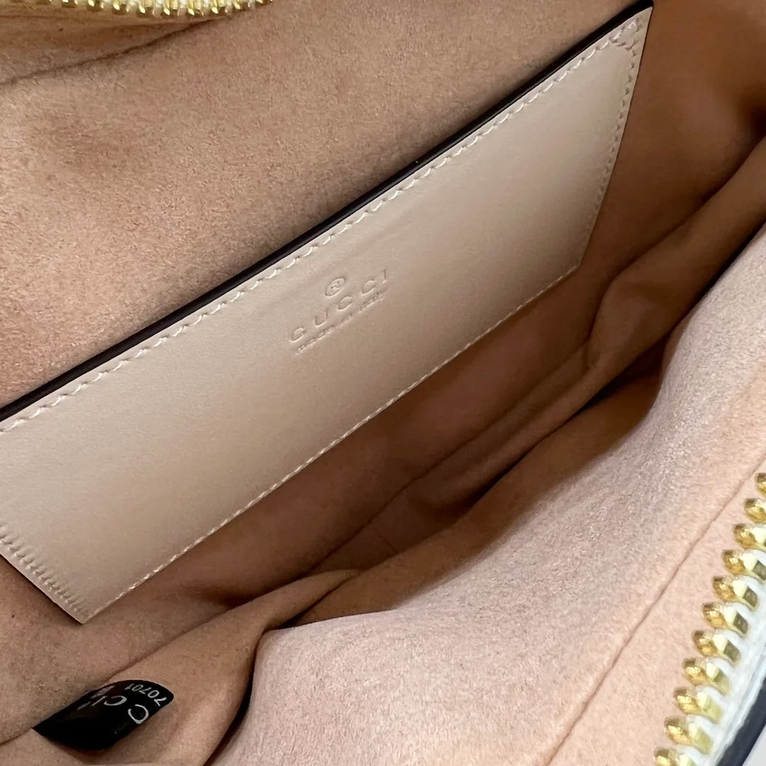 구찌 화이트 레더 인터로킹 G 미니하트 숄더백