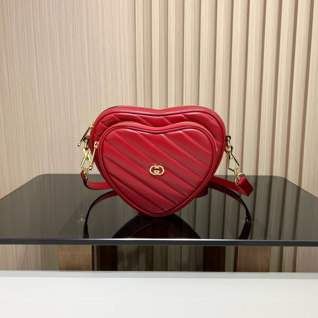 구찌 인터로킹 G 미니 하트 숄더백 레드