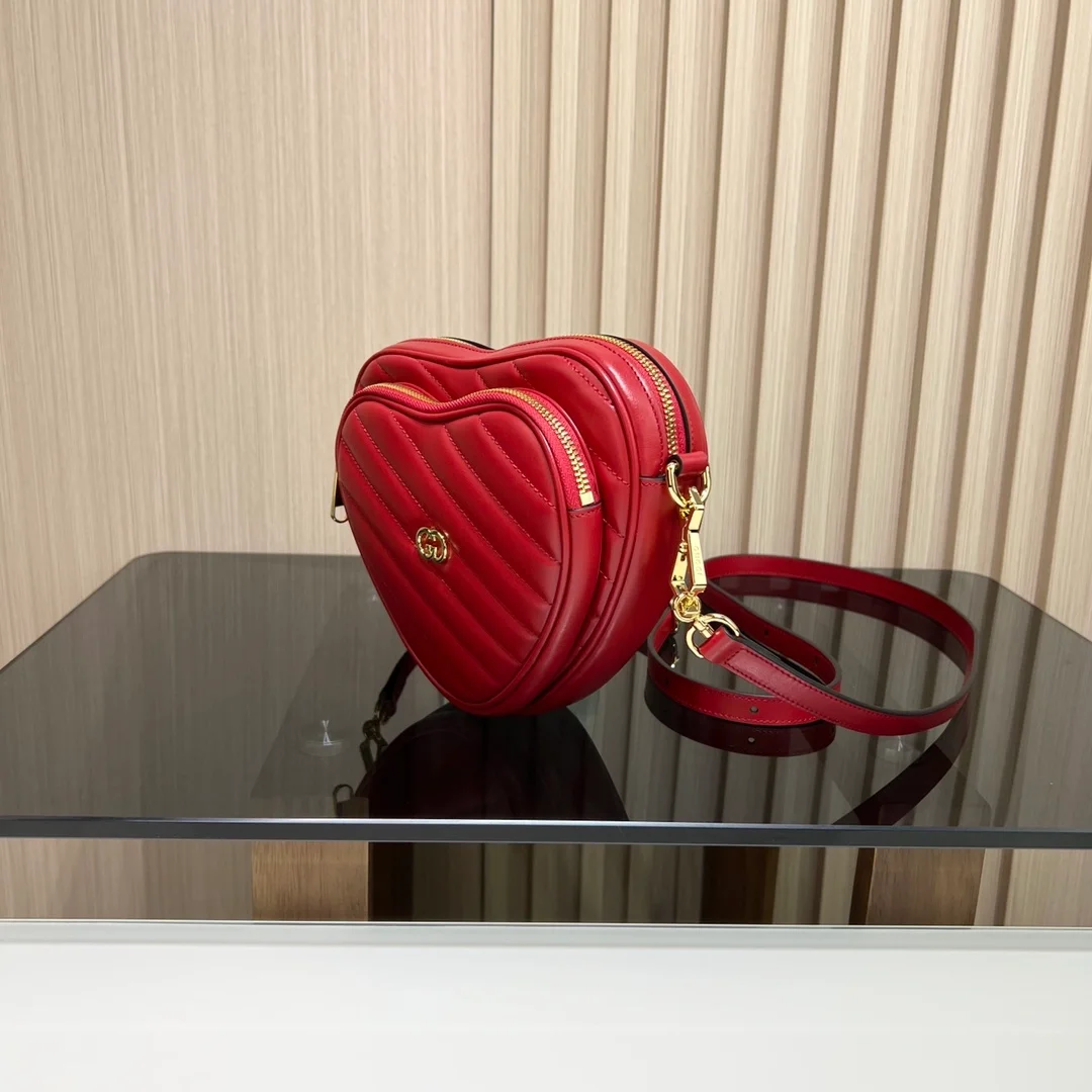 구찌 인터로킹 G 미니 하트 숄더백 레드