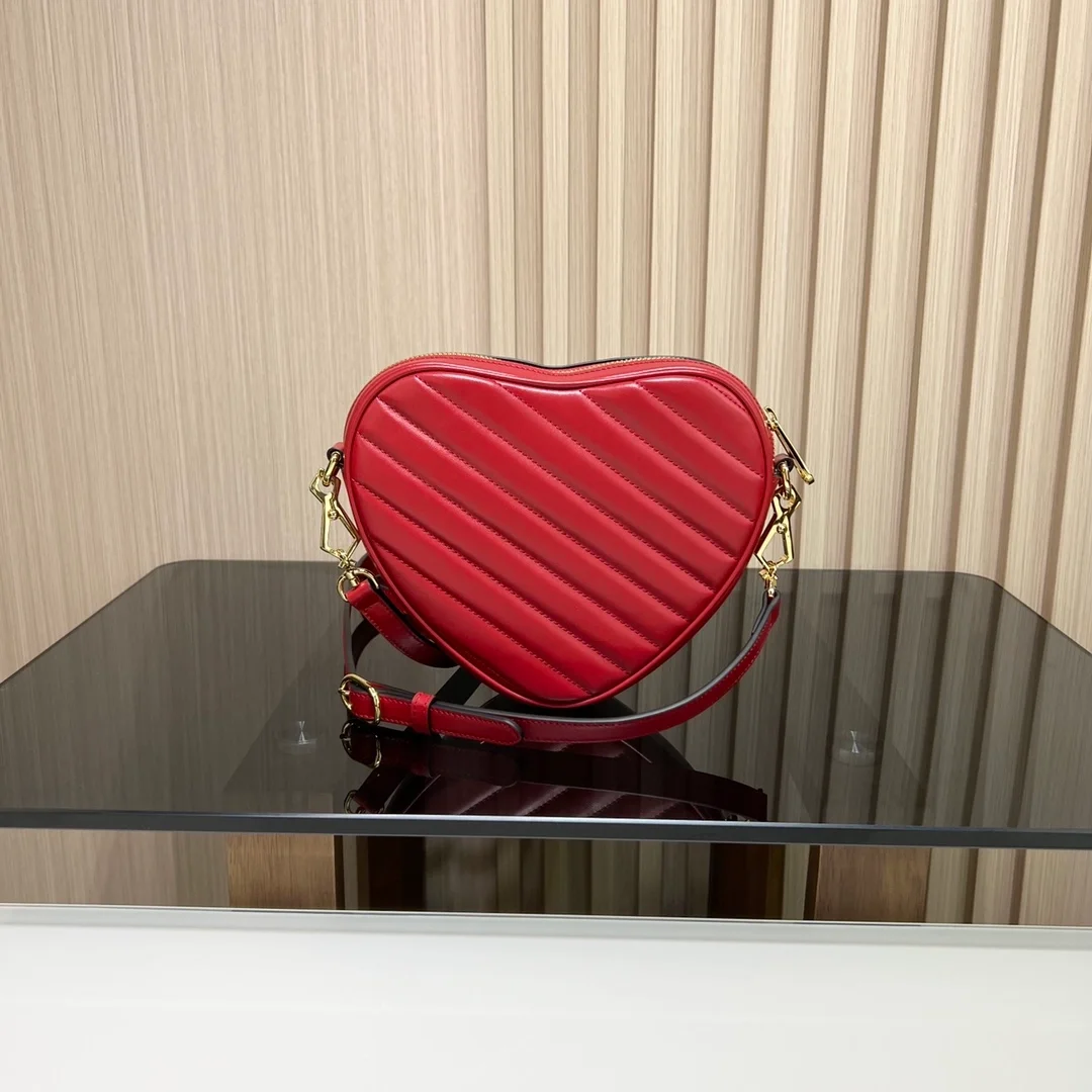 구찌 인터로킹 G 미니 하트 숄더백 레드