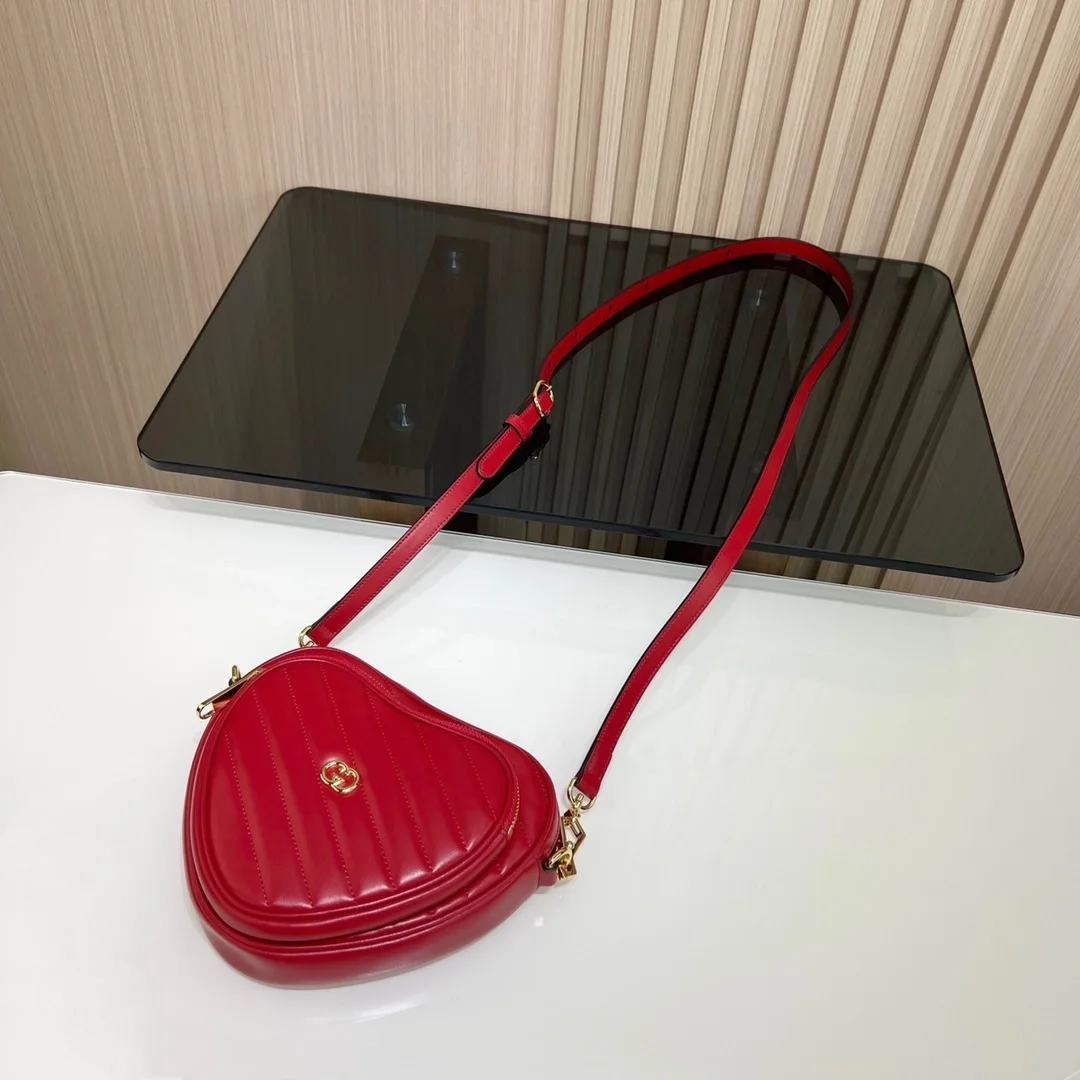 구찌 인터로킹 G 미니 하트 숄더백 레드