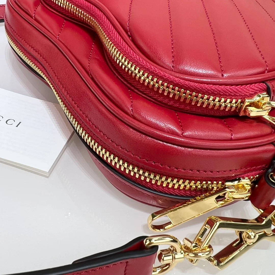 구찌 인터로킹 G 미니 하트 숄더백 레드