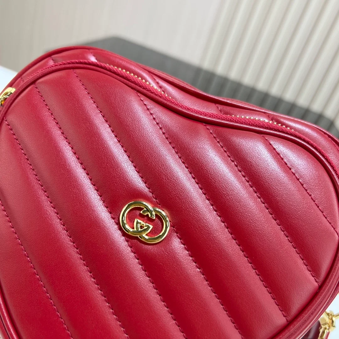 구찌 인터로킹 G 미니 하트 숄더백 레드