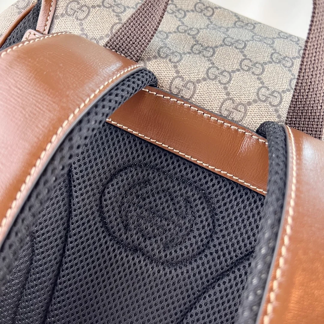 구찌 인터로킹 GG 미디움 백팩