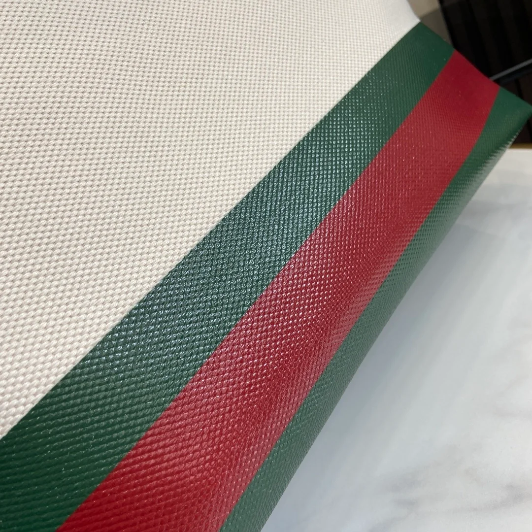 구찌 엠보스 디테일 캔버스 토트백