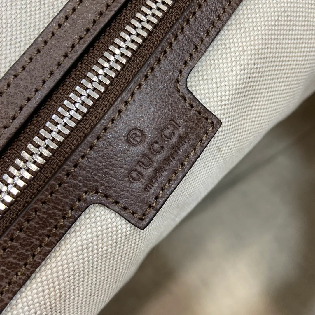 구찌 엠보스 디테일 캔버스 토트백