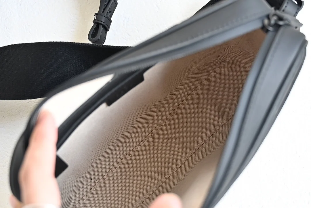 구찌 러버 크로스백