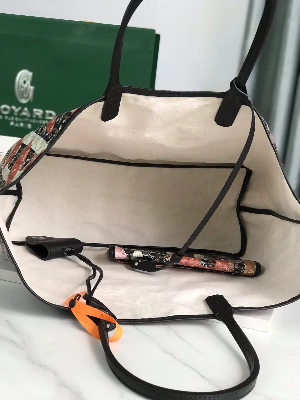 고야드 생루이 PM 레트르 카모플라쥬 백 블랙 앤 핑크