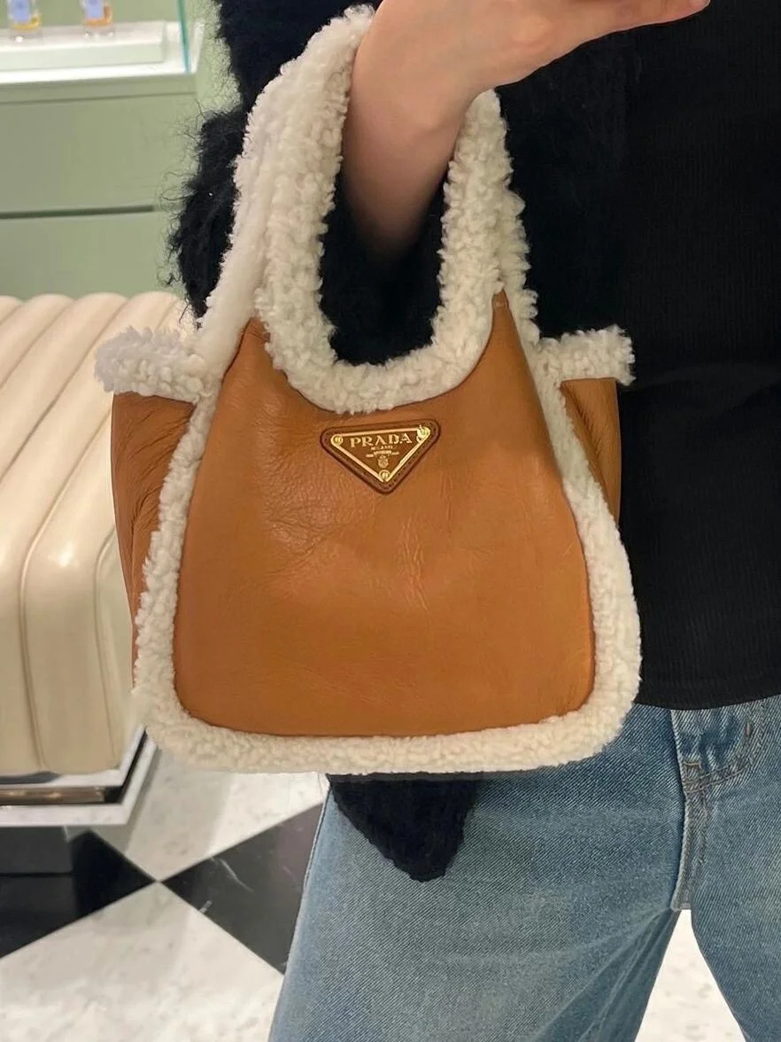 프라다 시어링 양털 미니 코냑 백