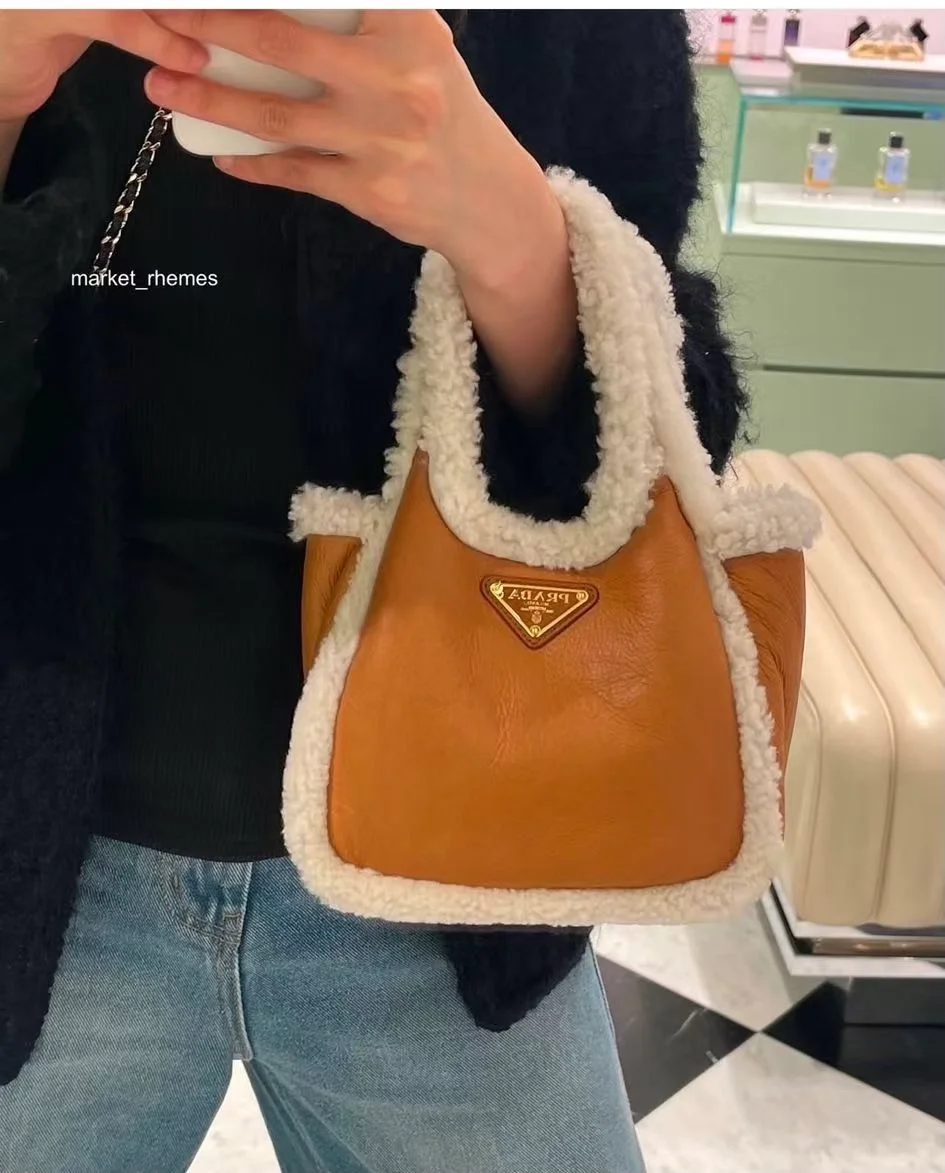 프라다 시어링 양털 미니 코냑 백
