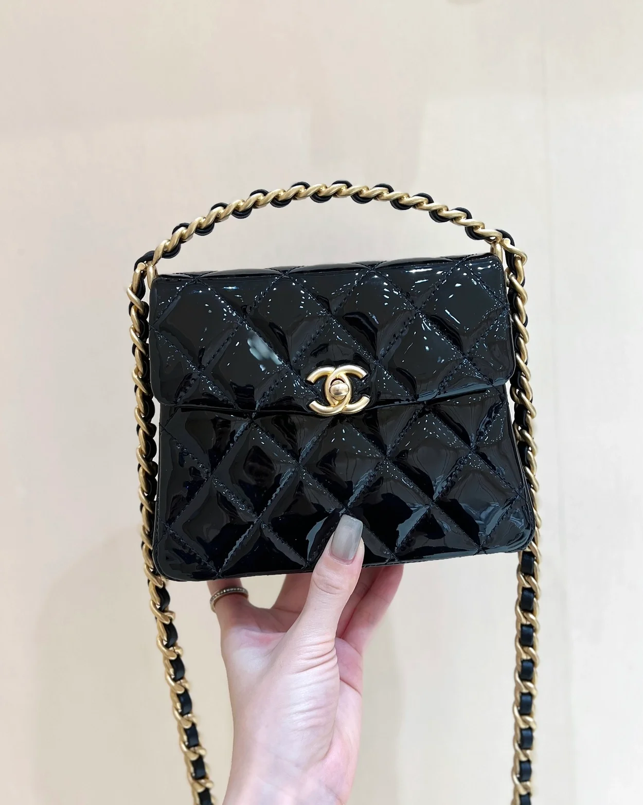 샤넬 미니 탑 핸들 플랩백