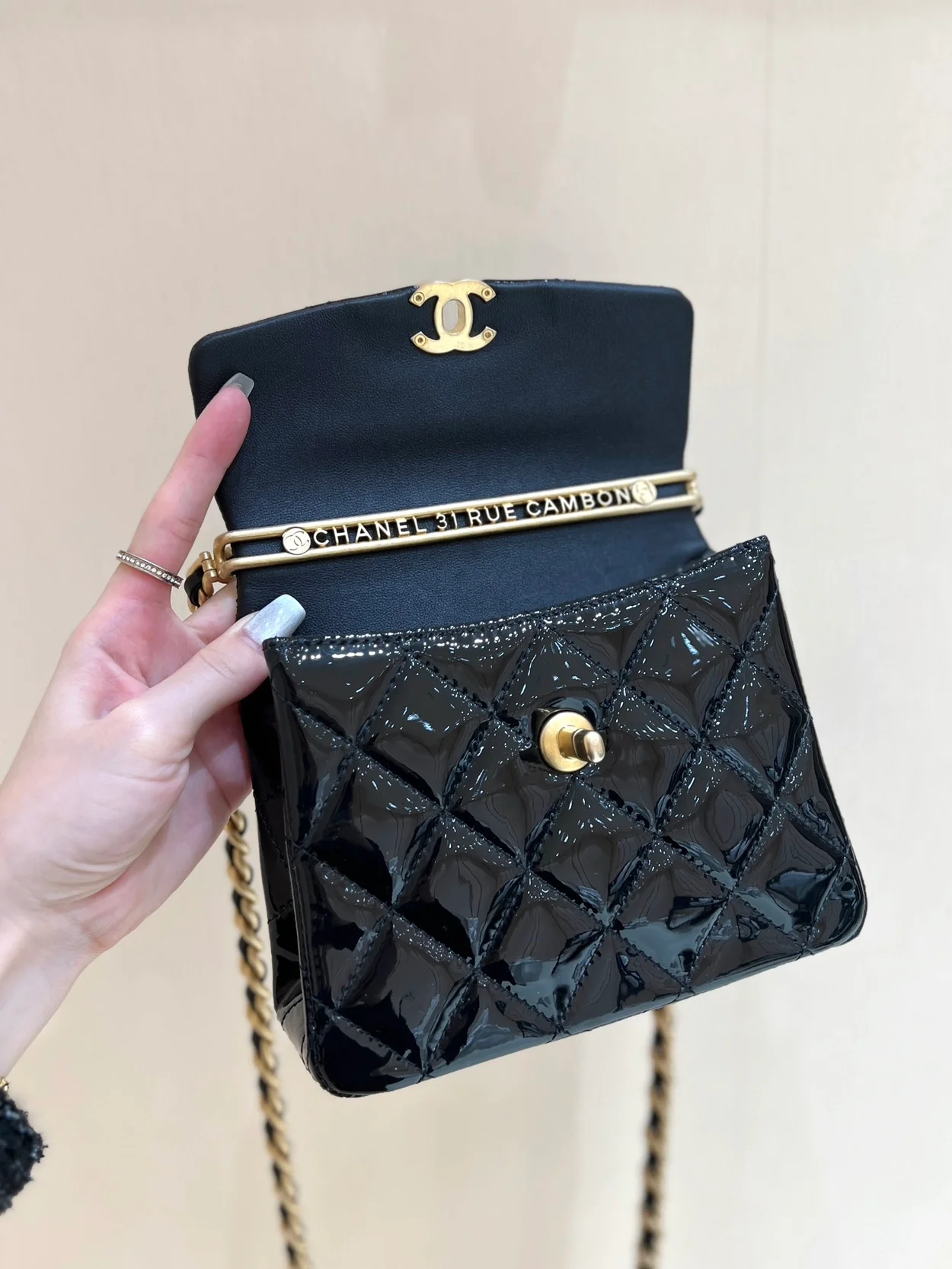 샤넬 미니 탑 핸들 플랩백