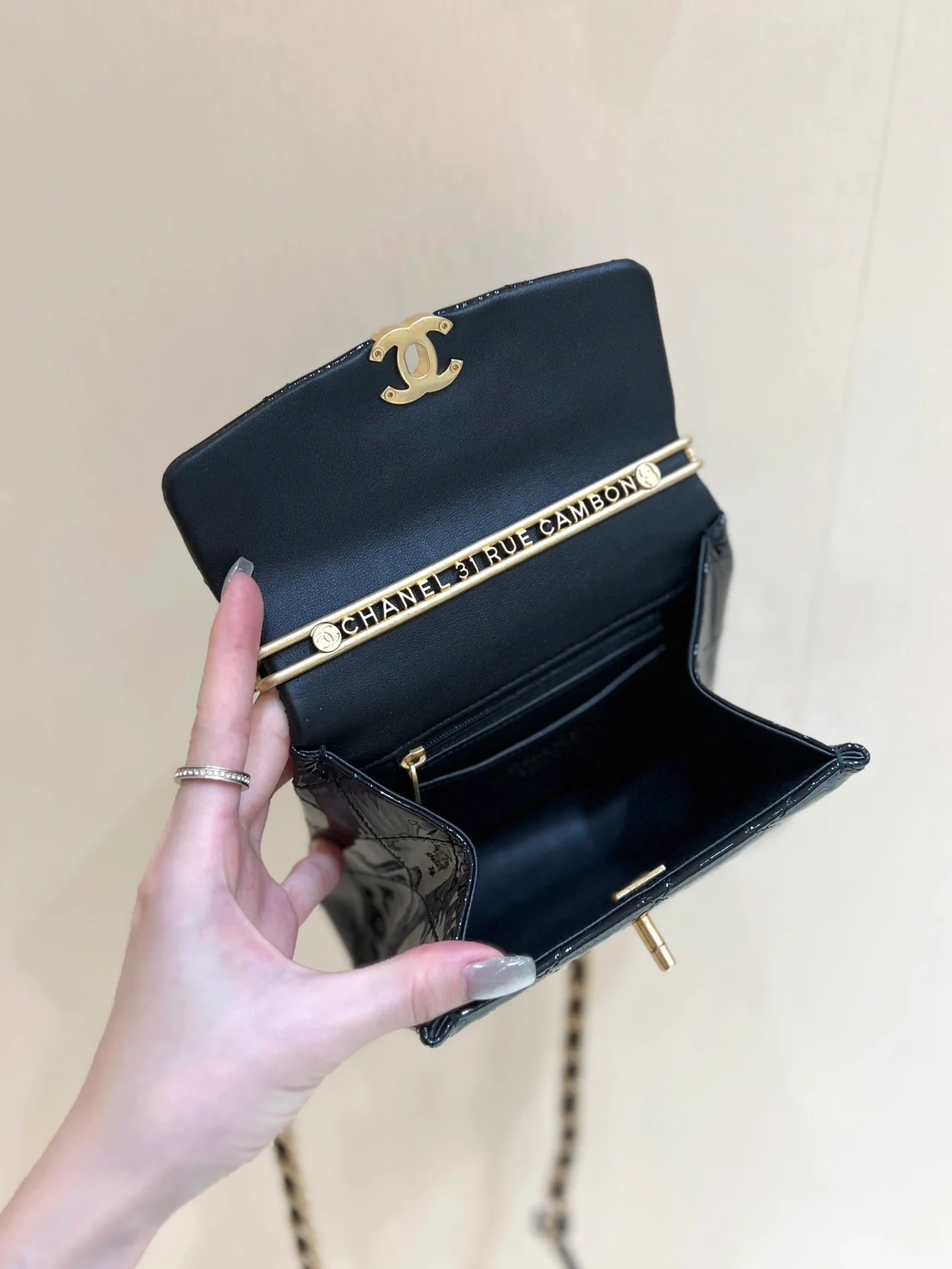 샤넬 미니 탑 핸들 플랩백