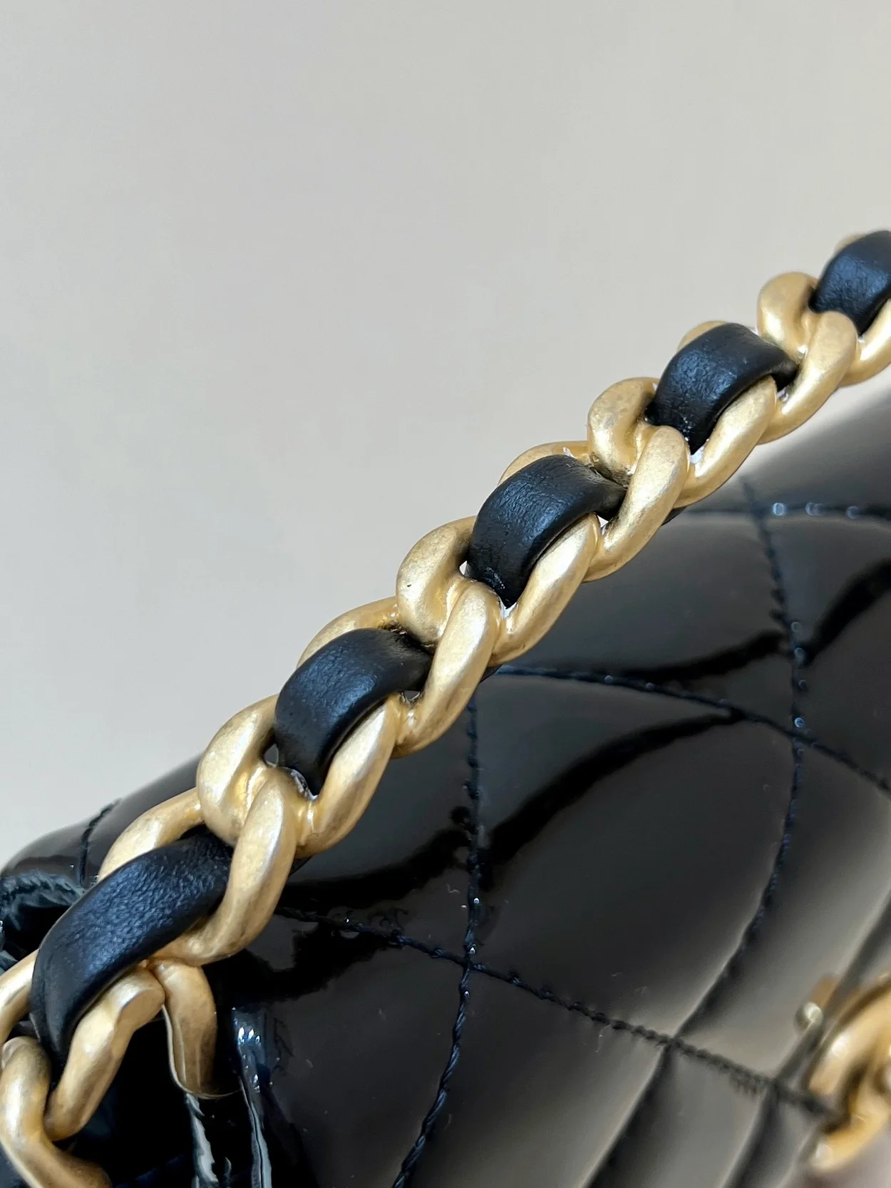 샤넬 미니 탑 핸들 플랩백