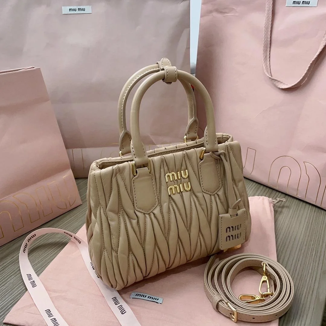 미우미우 마테라쎄 나파 가죽 핸드백 브라운