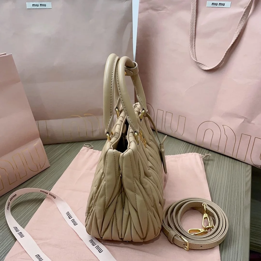 미우미우 마테라쎄 나파 가죽 핸드백 브라운