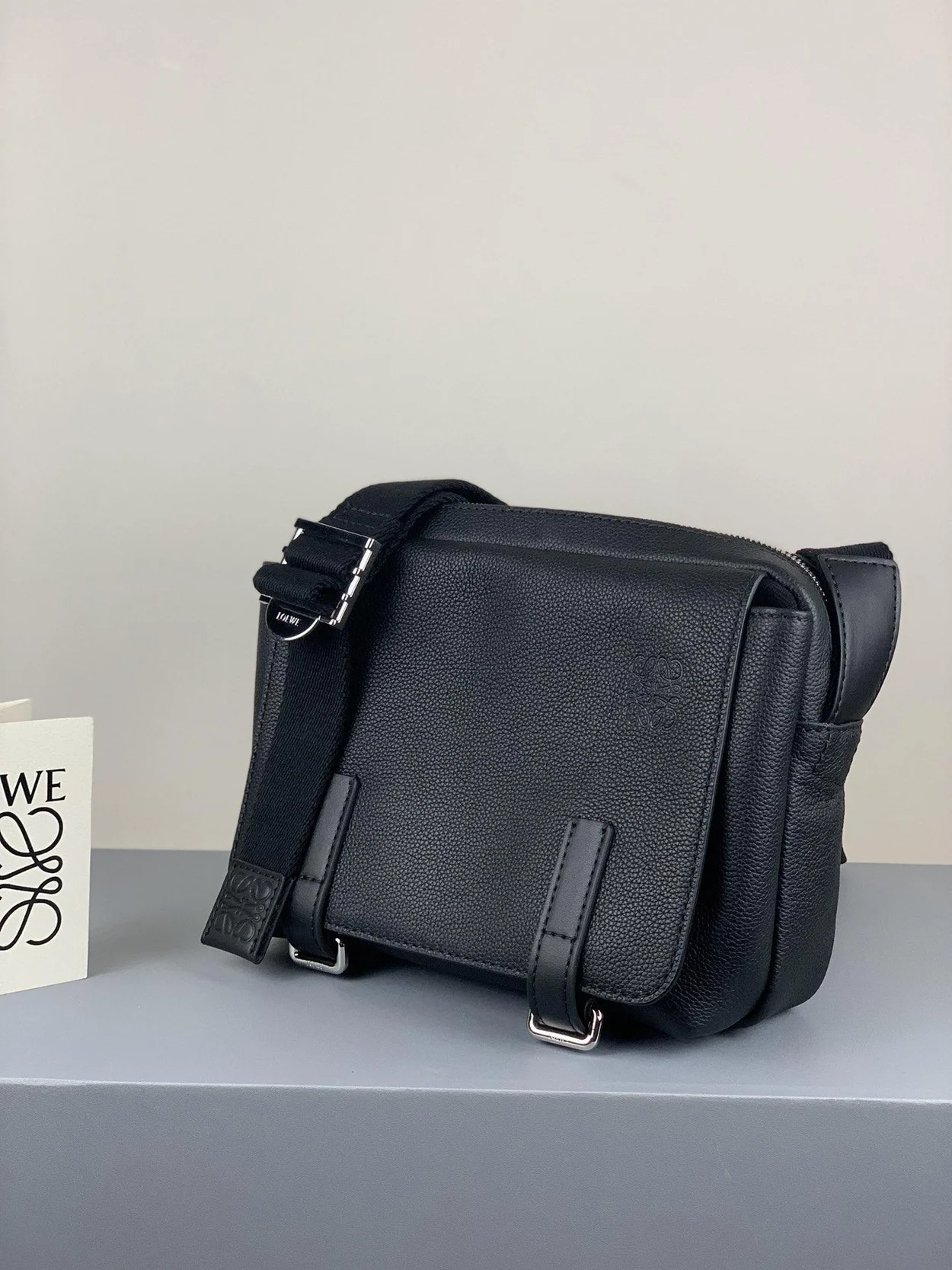 로에베 소프트 XS 밀리터리 메신저 백 블랙